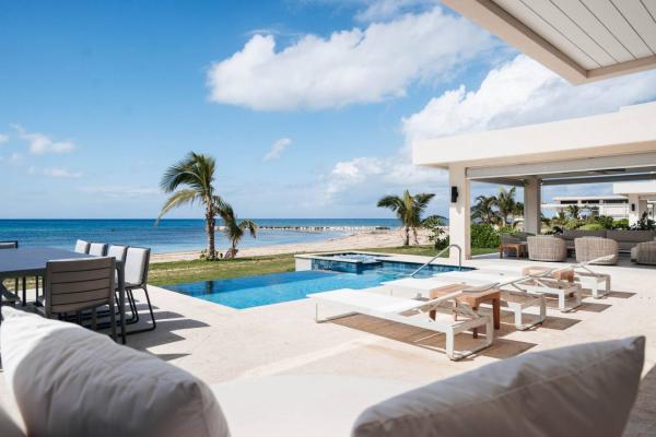 Villa Avalon Palm Beach on Runaway Bay