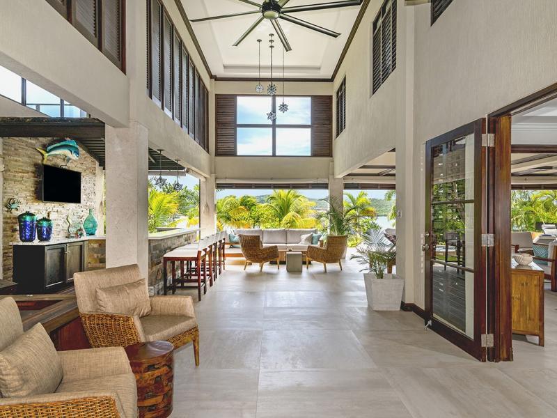 Makana on the Beach , Discovery Bay  