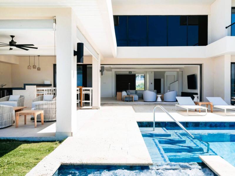 Villa Avalon Palm Beach on Runaway Bay , Runaway Bay  